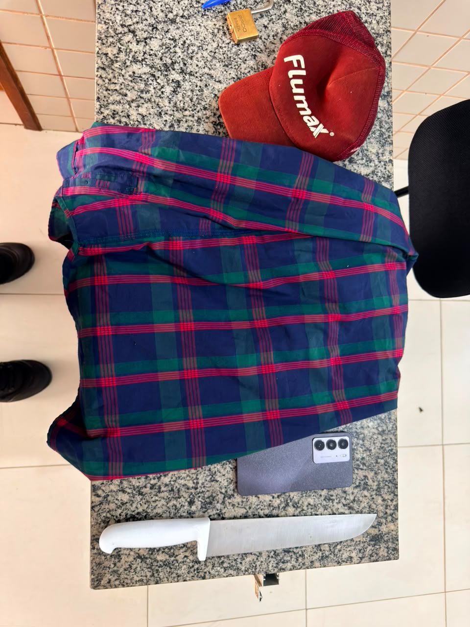 Ação conjunta prende homem após roubo com faca e recupera celular em Oeiras do Pará.
